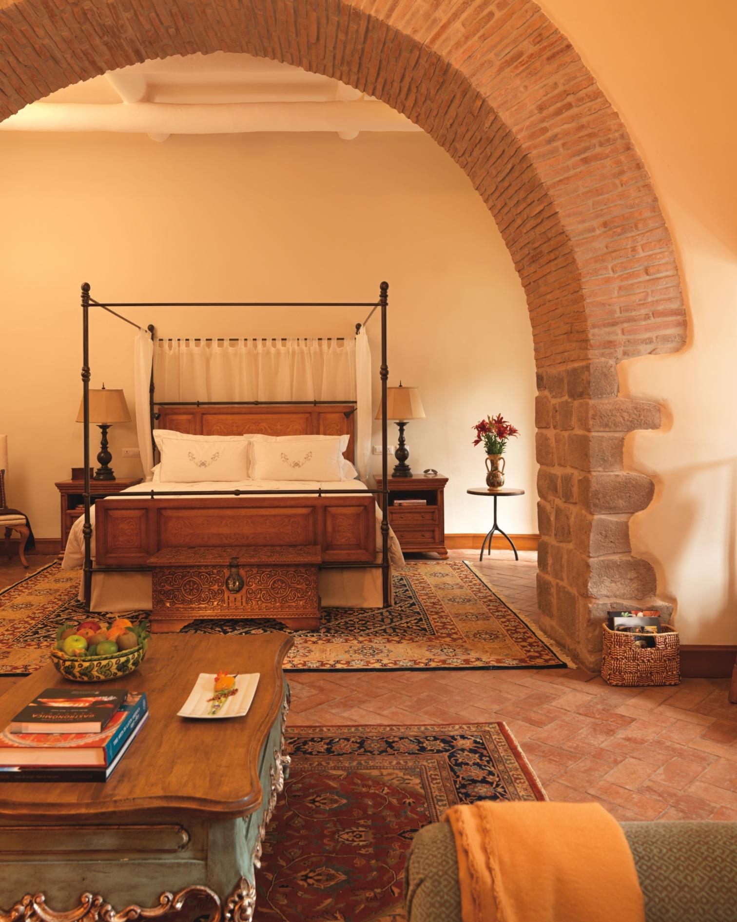 Colonial Arch Suite