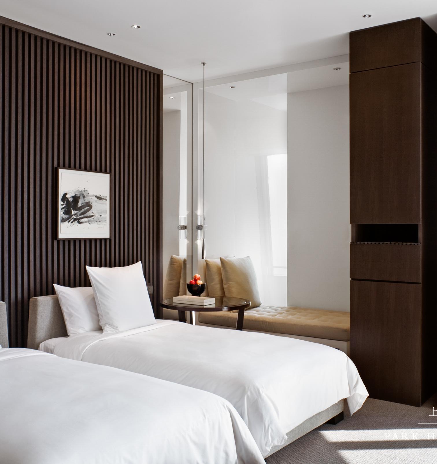 2 Twin Beds with Bund View