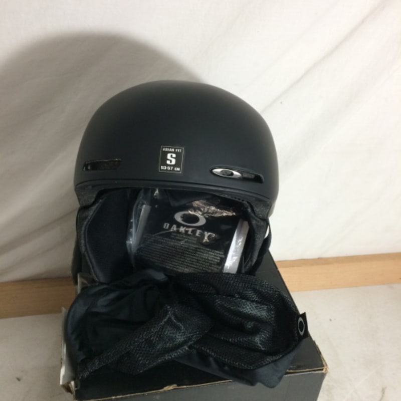 Oakley snowboard helmet deals