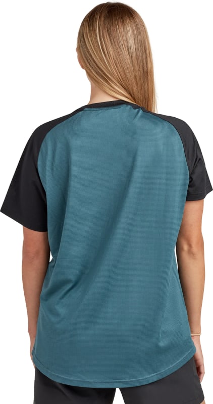DAKIW348DAK0011GCBL-SYNCLINESSJERSEY-GALACTICBLUE-840220226381_W348DAK0011_GALACTICBLUE_SS23_BACK_2000x