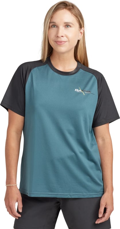 DAKIW348DAK0011GCBL-SYNCLINESSJERSEY-GALACTICBLUE-840220226381_W348DAK0011_GALACTICBLUE_SS23_MAIN_2000x