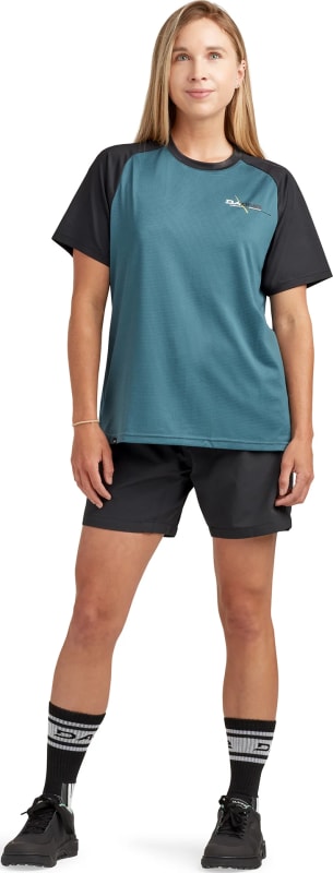 DAKIW348DAK0011GCBL-SYNCLINESSJERSEY-GALACTICBLUE-840220226381_W348DAK0011_GALACTICBLUE_SS23_PT01_2000x