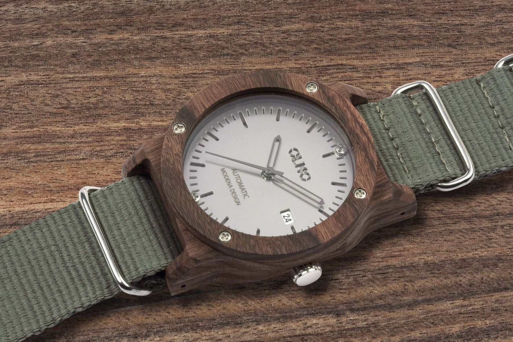 Lowell Olmo, un eco-orologio da polso dal cuore green