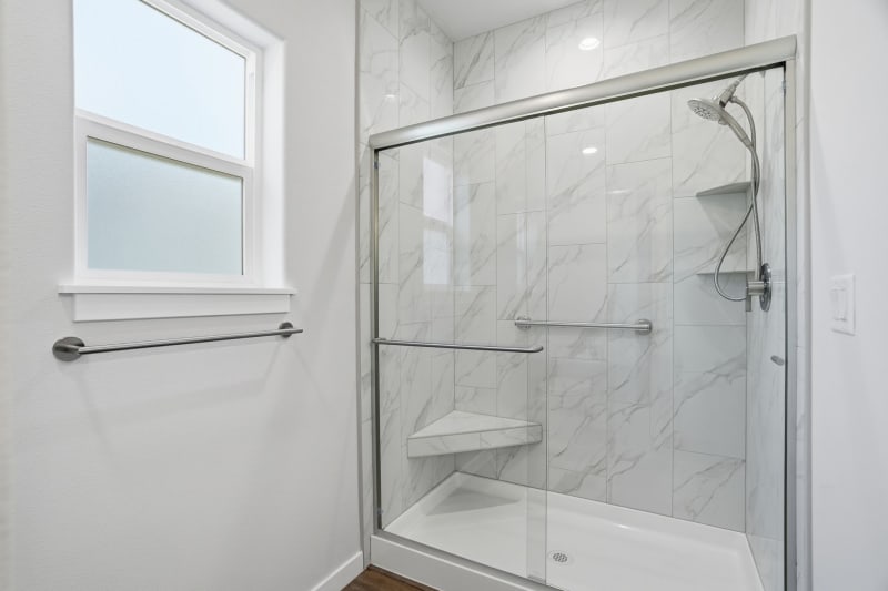 23016 - Master Tiled Shower w/Bench