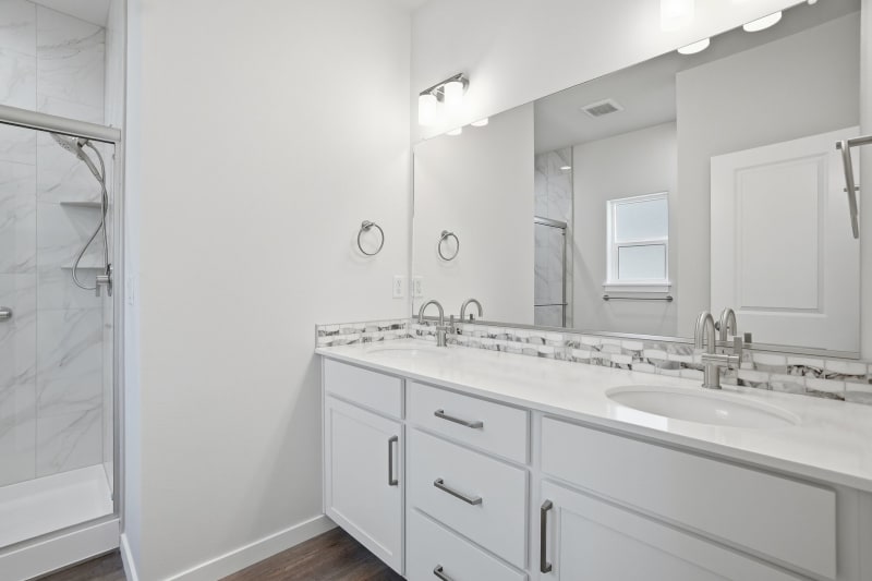 23016 - Mstr Bath Vanity