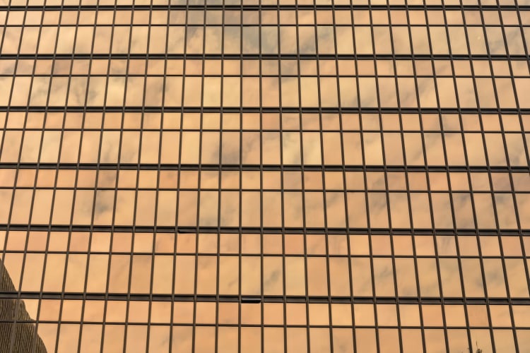 Glasfassade mit spiegelnden Fenstern - selbstreinigende Fensterfolien