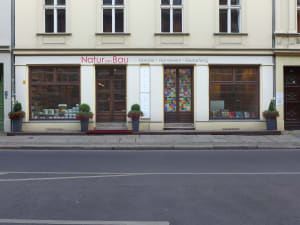 Schaufesterfront des Geschäftshauses