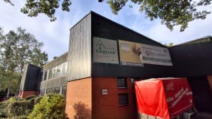 Firmengebäude der Ökologisch Naturbaustoffe GmbH an der Bergstedter Chaussee 212 in Hamburg mit Firmenschild an der Fassade
