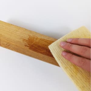 premium wood elixir mit dem Application-pad aufgetragen