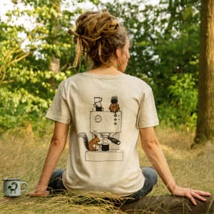 Cmig T-Shirt mit Illustration „Kaffee Hörnchen“ – schwedisches Design und ökologische Mode