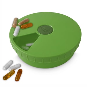 Mehr Ordnung. Weniger Verpackungen. Nachhaltiger unterwegs. Unsere innovative Tablettenbox aus Biokunststoff macht den Transport von Supplements einfach, platzsparend und umweltbewusst.