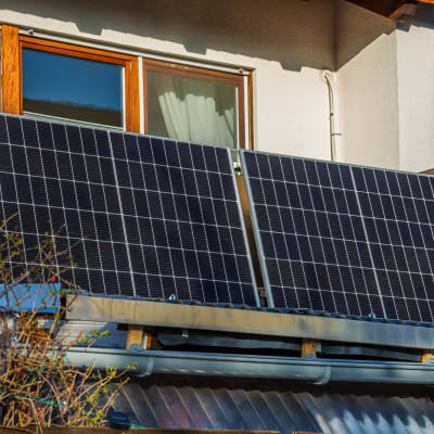 Solaranlage auf dem Balkon. Solarbatterie an der Balkonwand.