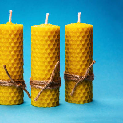 drei Kerzen aus gelbem Bienenwachs