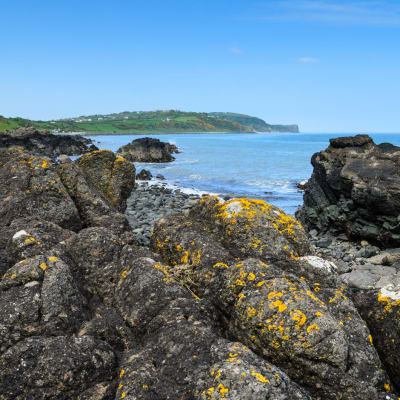 Große vulkanische Ablagerungen an einem Strand