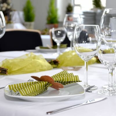 Ein dekorierter Tisch für Cateringgäste