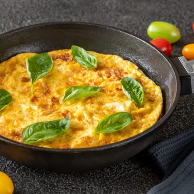 Frittata mit Gemüse in der Pfanne