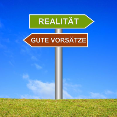 Fitnessgeräte vor dunklem Hintergrund – Von nun an gesund