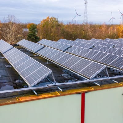 Eine Solaranlage auf einem Flachdach