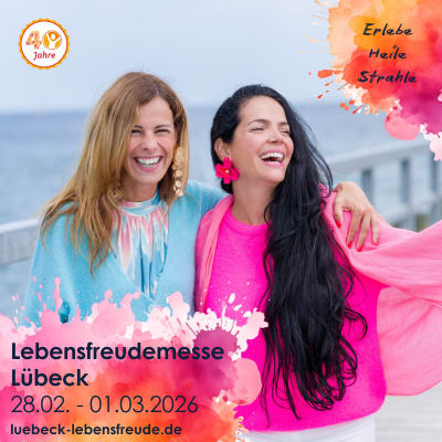 Zwei Damen freuen sich auf die Lebensfreude Messe in Lübeck