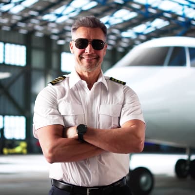 Privatjet Pilot in Uniform