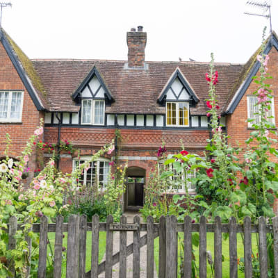 Avebury, Vereinigtes Königreich Typisches altes großes englisches Landhaus mit Holzzaun und Tor.