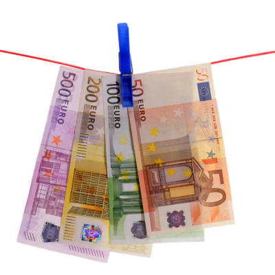 Euro-Scheine an einer Wäscheleine