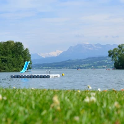 Wunderschöner Blick auf den Sempatersee und die Alpen, Schweiz