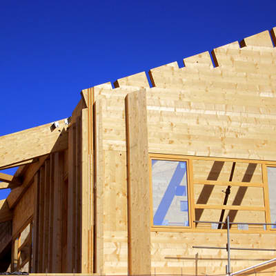 Naturholzbauweise eines Hauses oder ein Handwerk für eine grüne Energieisolierung