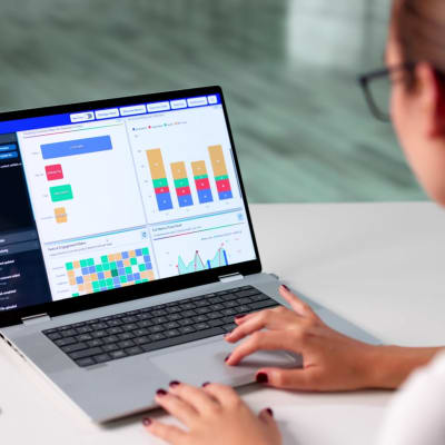 Marketingmanager nutzt Laptop für Entscheidungen im Bereich der Geschäftsdatenanalyse