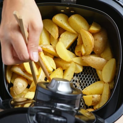 Heißluftfritteuse mit Kartoffelecken