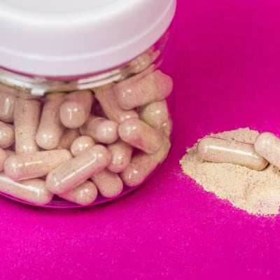 Ashwagandha-Kapseln in einem durchsichtigen Gefäß 