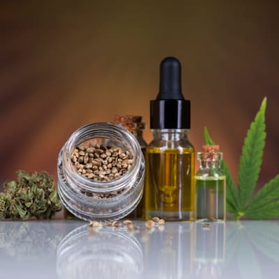  Flaschen mit CBD-Öl, Marihuana und Hanf