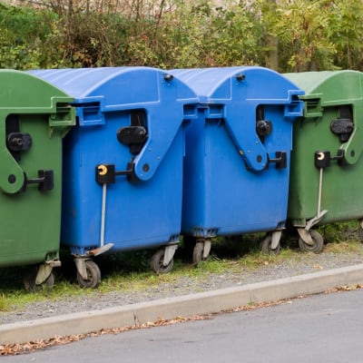 Müllcontainer in verschiedenen Farben zur Abfalltrennung