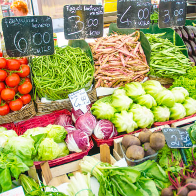 Obst und Gemüse am Marktstand