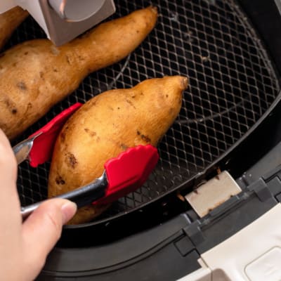 Zu Hause im Heißluftfritteuse zubereitete geröstete Süßkartoffel. 