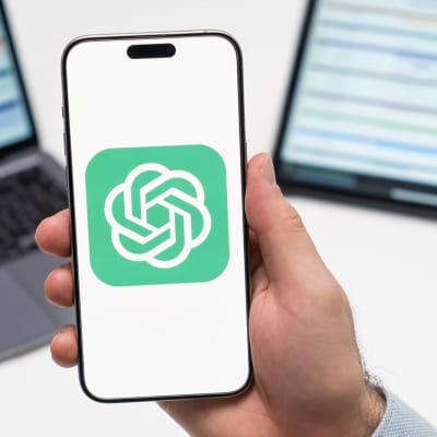 ChatGPT-Logo auf einem Smartphone 