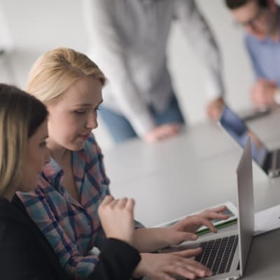  Geschäftstreffen im modernen Start-up-Büro