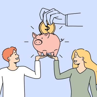  Ein Paar spart Geld im Sparschwein und denkt an zukünftige Investitionen. Eine junge Familie verwaltet ihre Finanzen mit einem Sparschwein.