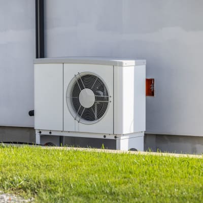 Wärmepumpe an einer Wand installiert