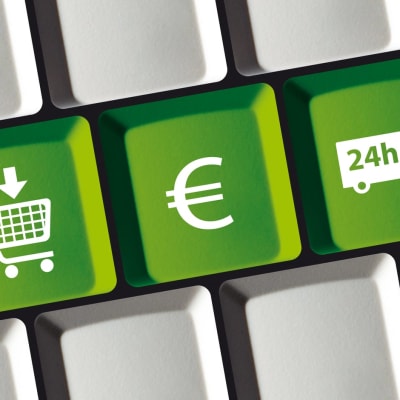 Online-Shop E-Commerce-Prinzip auf der Computertastatur kaufen, bezahlen, liefern