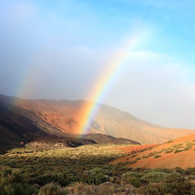 Teneriffa. Szene aus dem Teide-Nationalpark, Teide, der Vulkan auf Teneriffa, Kanarische Inseln. Doppelte Regenbogen über den ganzen Weg...