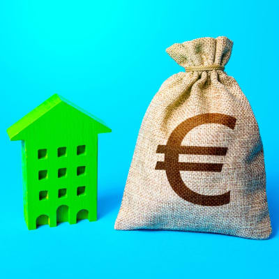 Euro-Geldsack und grünes Wohnhaus. Investitionen in nachhaltiges Wohnen. Investitionen in grüne Technologien. Verringerung der Umweltbelastung. Reduzierte Emissionen und verbesserte Energieeffizienz.