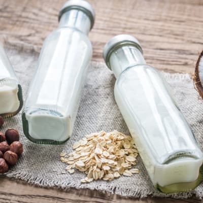 Verschiedene Arten von pflanzlicher Milch
