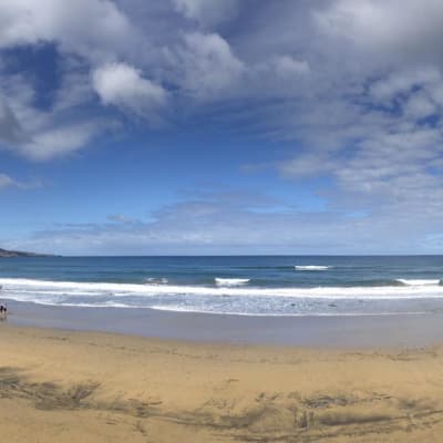 Panorama vom Strand Las Canteras bei Sonnenuntergang in Las Palmas, Gran Canaria