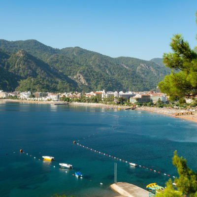 Aufnahme einer Küstenlinie mit Strand, Hotels und Yachten in der Türkei