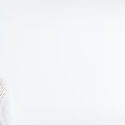 Porträt einer schönen jungen blonden Frau kaukasischer Herkunft mit makelloser Haut und perfektem Make-up in einem winterweißen Strickpullover