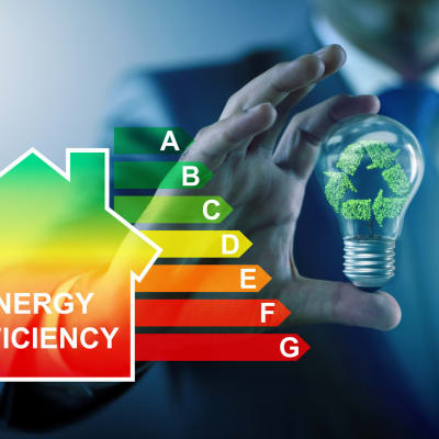 Geschäftsmann im Energieeffizienzkonzept
