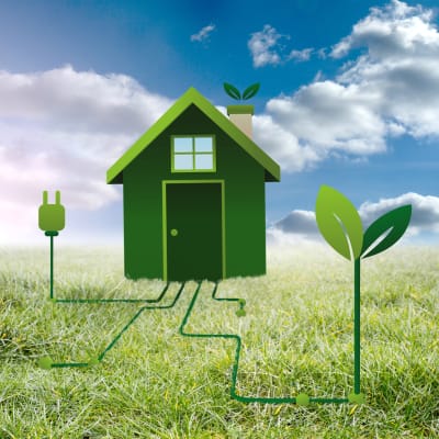 Haus mit sauberer Energie vor sonniger Landschaft