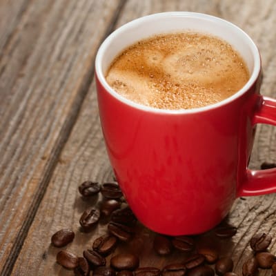 Tasse Kaffee mit Kaffeebohnen