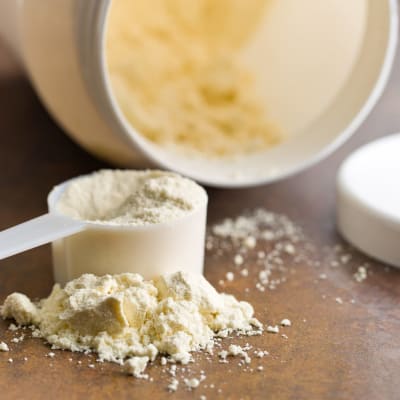 Veganes Bio-Proteinpulver in Messlöffel